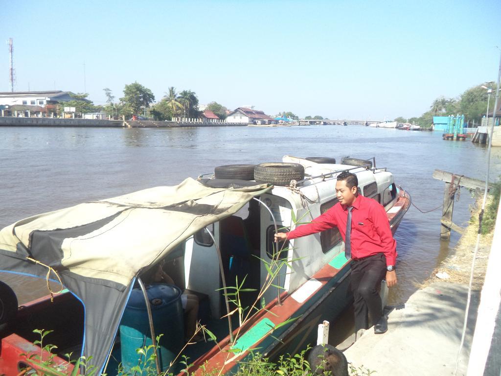 Hotel Victoria River View Banjarmasin  Esterno foto