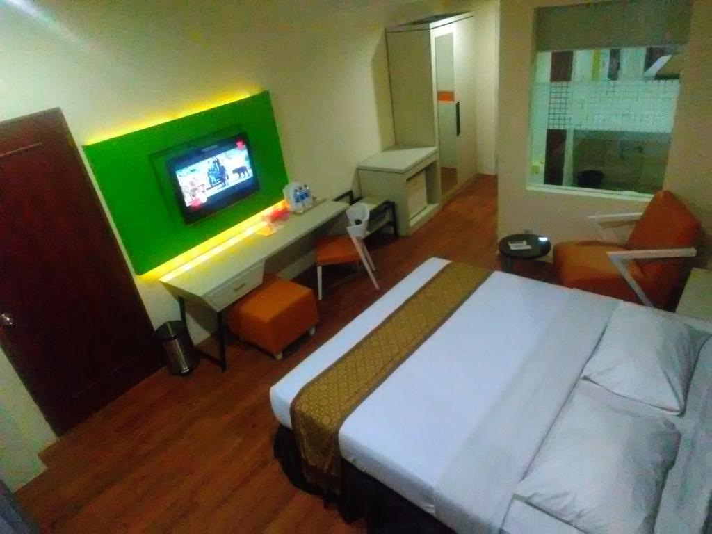 Hotel Victoria River View Banjarmasin  Esterno foto