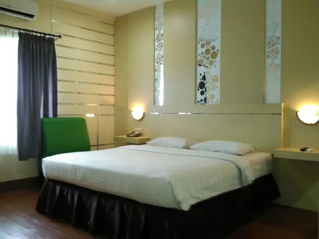 Hotel Victoria River View Banjarmasin  Esterno foto
