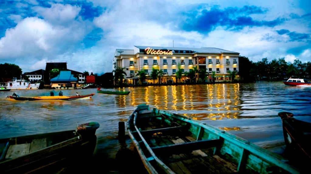 Hotel Victoria River View Banjarmasin  Esterno foto
