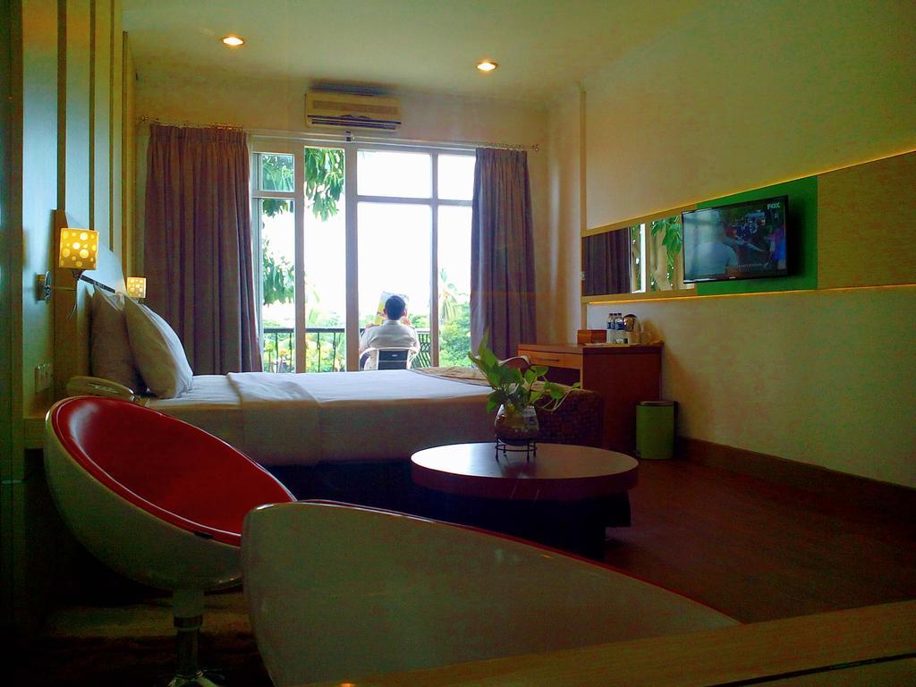 Hotel Victoria River View Banjarmasin  Esterno foto