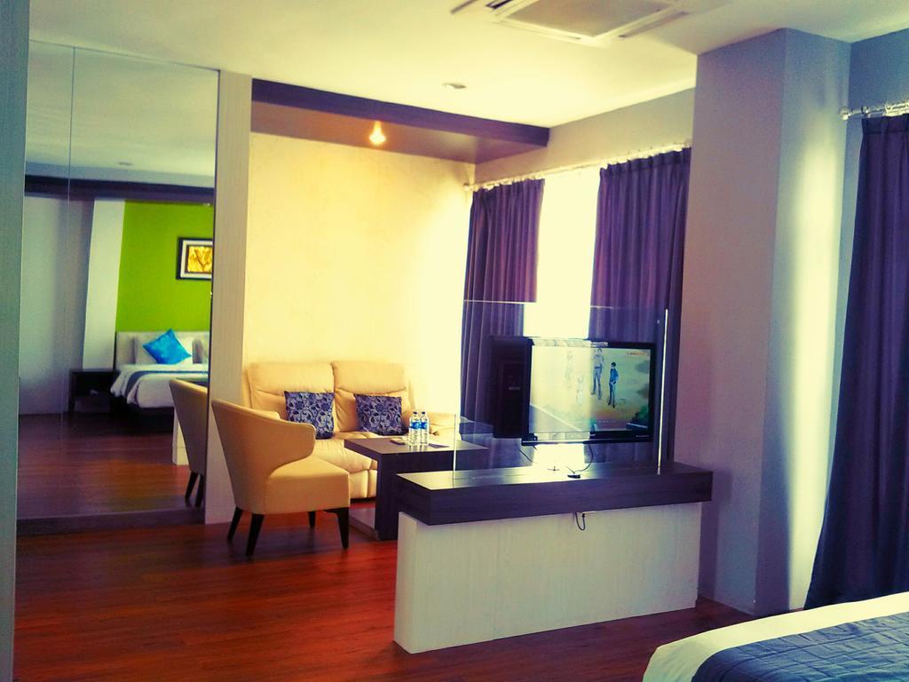 Hotel Victoria River View Banjarmasin  Esterno foto