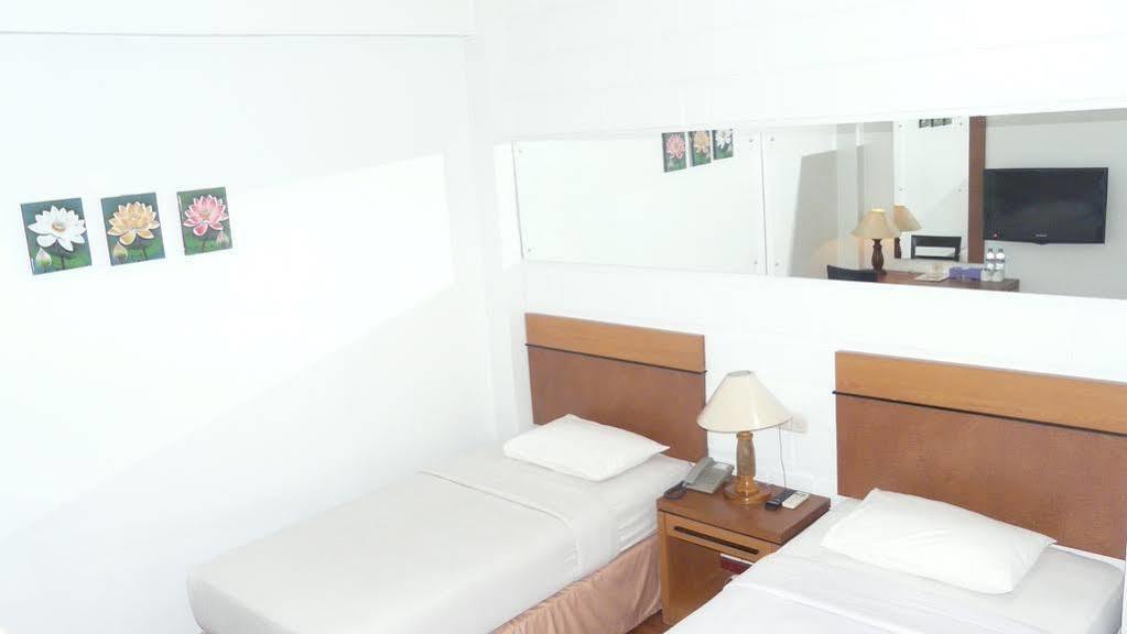 Hotel Victoria River View Banjarmasin  Esterno foto