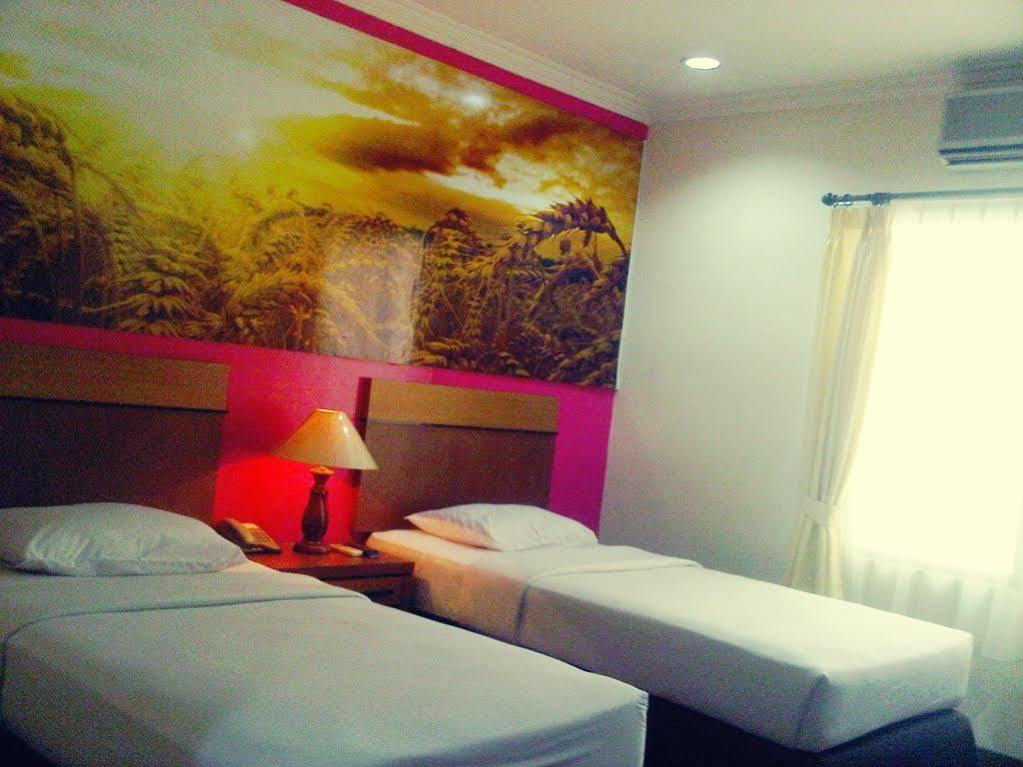 Hotel Victoria River View Banjarmasin  Esterno foto