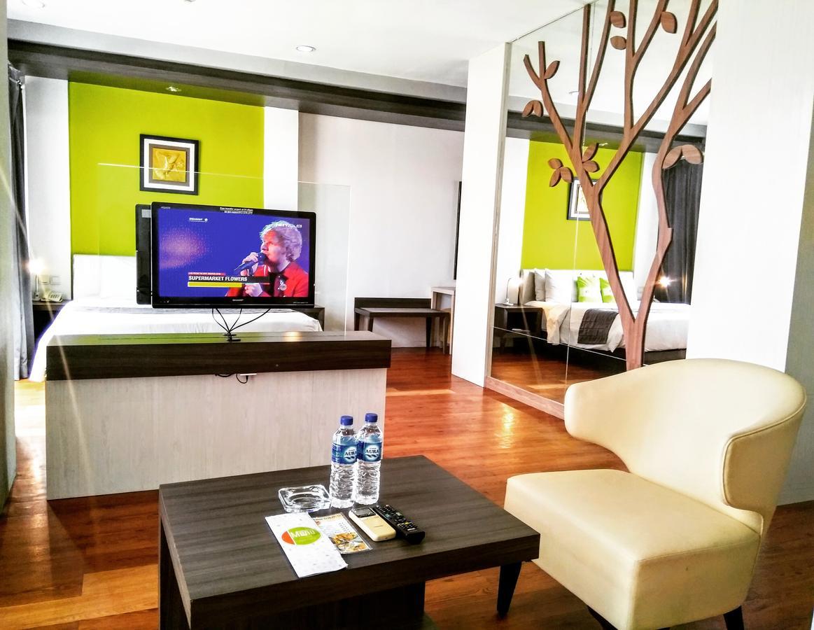 Hotel Victoria River View Banjarmasin  Esterno foto