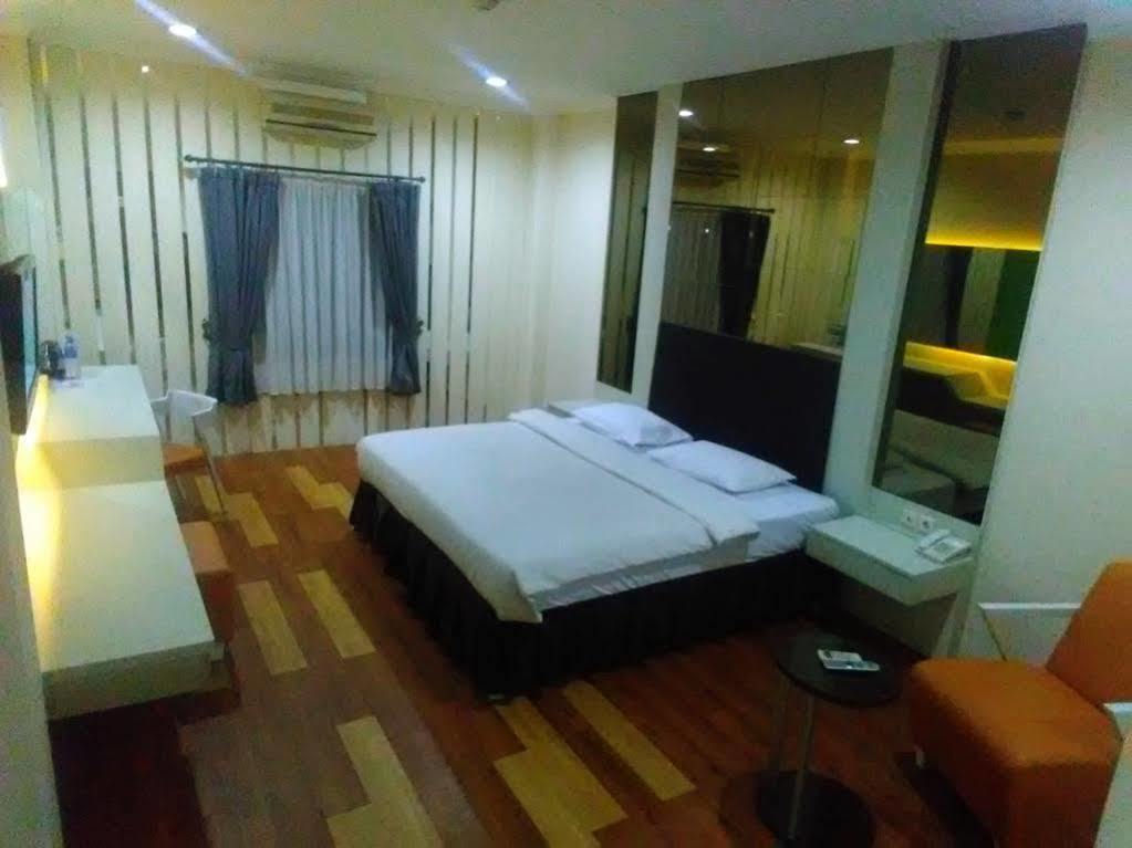 Hotel Victoria River View Banjarmasin  Esterno foto